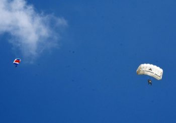 NEBO IZNAD ZRENJANINA: I takmičari iz Srpske na padobranskom prvenstvu Srbije