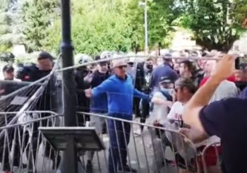 SKANDALOZNO: Bošnjak u prvim redovima napada Cetinjski manastir!