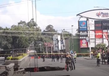 Zemlja se otvorila i progutala auto (UZNEMIRUJUĆI VIDEO)