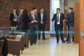 Sjednica NS RS počela burno, Vukanović izbačen iz dvorane