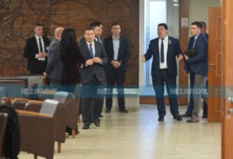 Sjednica NS RS počela burno, Vukanović izbačen iz dvorane