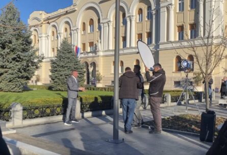 BAJA MALI KNINDŽA U CENTRU BANJALUKE Snima spot za pjesmu "Republiko Srpska, neka te čuva Bog", stari i mladi se okupili da ga poslušaju