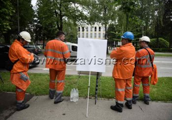 Radnici Mitala ispred Narodne skupštine čekaju odluku o prodaji Ljubije