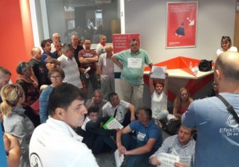 Protest “Švajcarca”: Blokirali poslovnicu banke