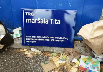 Zagreb: Ploča sa natpisom "Trg maršala Tita" bačena u kontejner