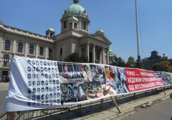 Beograd: Postavljen "Srpski zid plača"