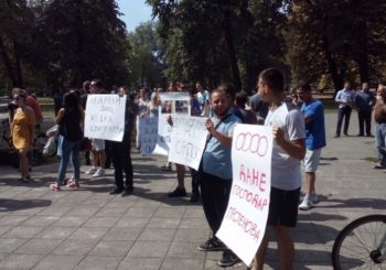 U Banjaluci održan protest ”Zatvori škole, kupi audi’