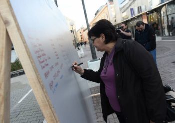 Na "Zidu plača" u Banjaluci upisuju imena najbližih koji su otišli iz BiH