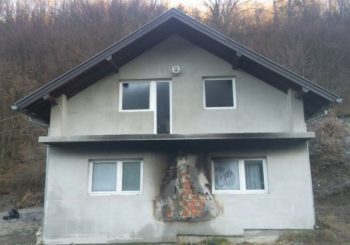 Napad na povratničku porodicu kod Banovića: Ubacili im kamen u sobu i zapalili fasadu