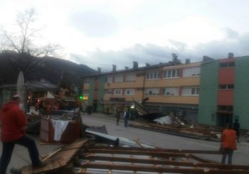Olujna noć u Banjaluci: Vjetar nosio krovove i čupao drveće!