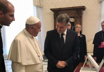 Zvizdić u Vatikanu, papi Franji poklonio tekst Povelje Kulina bana