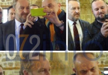 Izetbegović u Zenici: Selfiji u džamiji, nezadovoljnoj građanki 200 KM