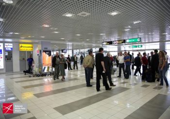 Muškarac na beogradskom aerodromu razbio flašu i prerezao sebi vrat, putnici u šoku
