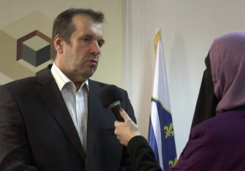 Sejfudin Tokić dočekuje Kolindu Grabar-Kitarović protestom ispred hrvatske ambasade u Sarajevu