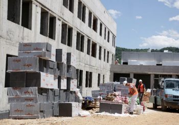 Državni zatvor BiH se gradi 12 godina, košta 40 miliona KM, a sada pod istragom za pranje novca