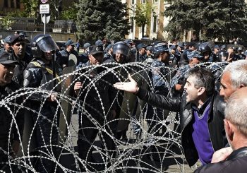 PROTEST U JERMENIJI Opozicioni lider poručio da je počela "plišana revolucija"