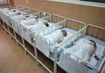 SKANDAL ILI "NEPRIJATNOST" Otpustili majku iz porodilišta sa tuđom bebom