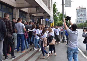 "OSTAJEMO OVDJE" Mladi SDS-a dijelili povratne karte pred konzulatom Slovenije