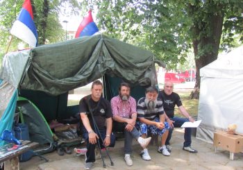 INCIDENT Huligani napali ratne vojne invalide koji već peti dan protestuju u Banjaluci