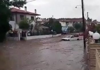 HAOS U JEKU SEZONE U Grčkoj plaže i ulice pod vodom, bujica nosila i auta