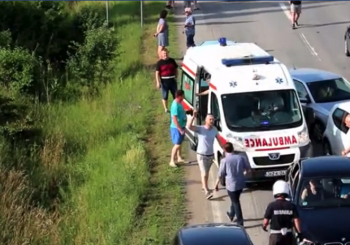 Kako se vozilo Hitne pomoći probija kroz blokadu saobraćaja VIDEO