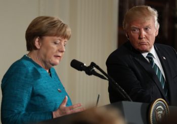 "DA NE KAŽEŠ DA TI NIKAD NIŠTA NE DAJEM" Tramp Merkelovoj dobacio bombone