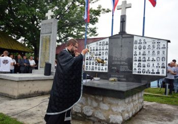 PARASTOS Cvijeće i svijeće za 69 Srba ubijenih 1992. u Zalazju kod Srebrenice
