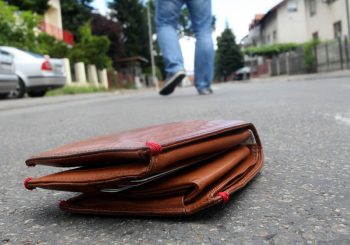 PRIJEDOR Policajac našao izgubljeni novčanik sa 3.200 KM i vratio ga vlasniku