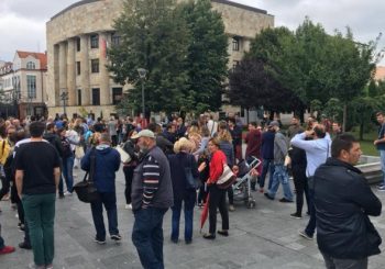 PODRŠKA KOLEGI Novinari se okupili pred Palatom