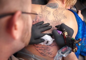 NA POMOLU UVOĐENJE PROPISA EU želi da "reguliše" i tetoviranje?