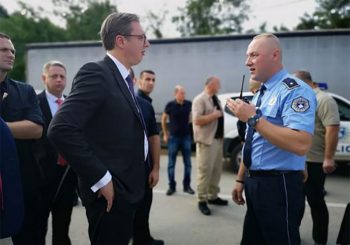 HAOS NA KOSOVU Policija zaustavila Vučića, on se mještanima Banja obratio telefonom