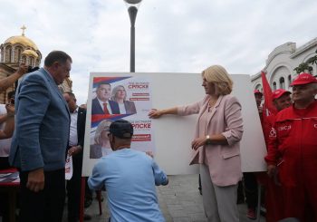 START Dodik i Cvijanovićeva zalijepili prvi plakat, na skupu se pojavio i Davor Dragičević