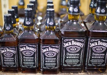 POSLJEDICE Proizvođaču "Džek Denijelsa" pada dobit zbog rasta carina EU za piće iz SAD