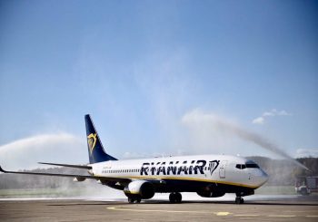 SVEČANI DOČEK Prvi avion "Ryanaira" sletio na banjalučki aerodrom