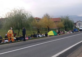 GRAĐANI BIHAĆA DONOSILI DEKE I HRANU Nekoliko stotina migranata prenoćilo ispred GP Izačić