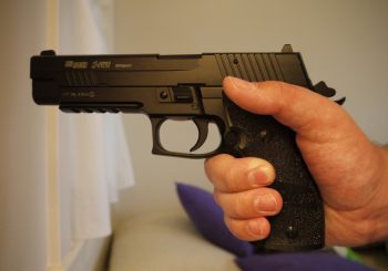 NESRETNI SLUČAJ Čisteći pištolj ubio se čuvar u banci