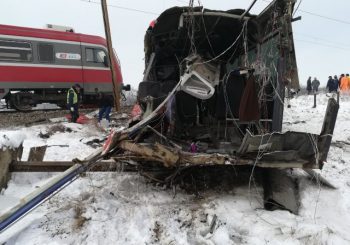 CRNI BILANS Najmanje pet poginulih i 34 povrijeđenih u sudaru autobusa i voza kod Niša