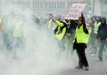 "ŽUTI PRSLUCI" NE ODUSTAJU Ponovo desetine hiljada ljudi na francuskim ulicama, blizu 100 privedenih