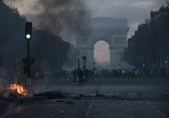 "ŽUTI PRSLUCI" NE ODUSTAJU Na protestima u Parizu 55 povrijeđenih, haos i u Briselu