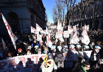 STOP ALPSKOJ ŽELJEZNICI Oko 70.000 ljudi u Torinu protestovalo protiv pruge do Liona