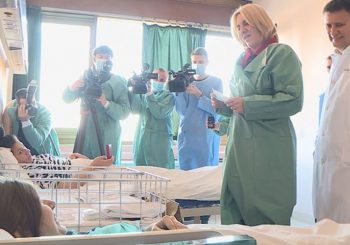 UKC RS: Predsjednica Republike darivala prvu bebu rođenu u 2019. u Srpskoj