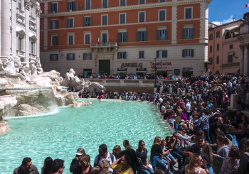MILION I PO EVRA GODIŠNJE Katolička crkva ljuta na gradonačelnicu Rima zbog odluke o kovanicama u fontani