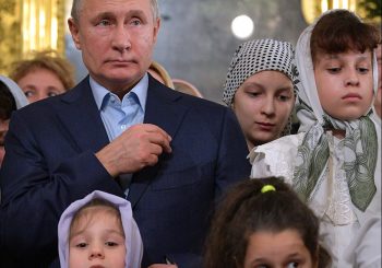 Putin za Božić došao u crkvu u kojoj je kršten, okružio se djecom i rekao: Crkva da jača instituciju porodice