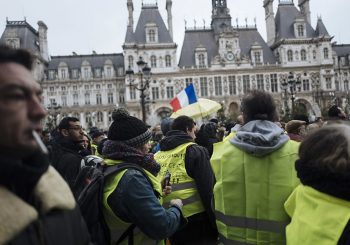 "ŽUTI PRSLUCI" NE ODUSTAJU Novi sukobi sa policijom na ulicama Pariza