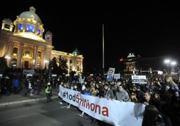 PROTEST U BEOGRADU: Zatražena ostavka ministra zdravstva, Vučiću posvećen "tunel laži"