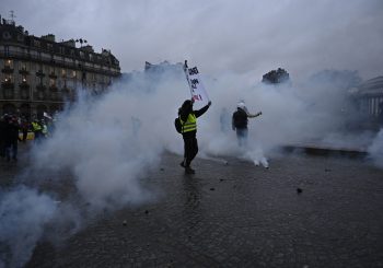 PROTESTI U PARIZU: Žestoki sukobi policije i "žutih prsluka", muškarcu stradala ruka od šok bombe VIDEO