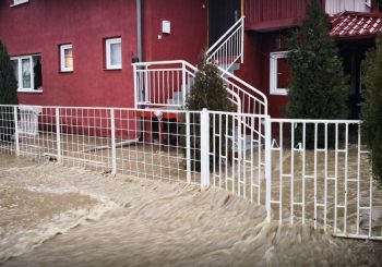 UGROŽENO STOTINU KUĆA Desetine kuća poplavljeno u Zenici, mještani traže pumpe za vodu