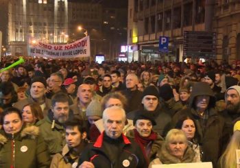 PORUKE SA PROTESTA U BEOGRADU: Vučiću, nismo tvoji taoci, ne pokušavaj da ugasiš Srbiju benzinom