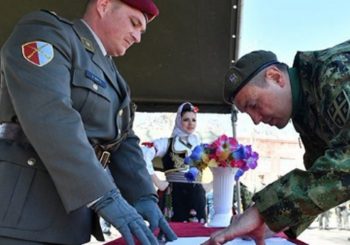 SAD SE SJETIO: Ministar odbrane Srbije položio zakletvu, dobrovoljno služi vojni rok