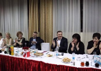 (VIDEO) UOČI 8. MARTA: Dodik na zabavi žena SNSD-a zapjevao pjesmu Halida Bešlića